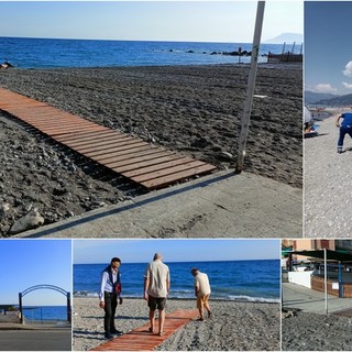 Vallecrosia sempre più inclusiva, l'associazione Marinai realizza e posiziona passatoia per spiaggia (Foto e video)