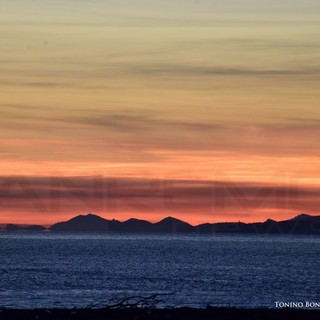 Anche questa mattina la Corsica visibile dalla nostra costa: le foto scattate da Tonino Bonomo