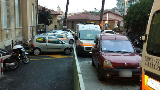 Sanremo: poco senso civico, auto bloccano il passaggio delle ambulanze all'ospedale 'Borea'