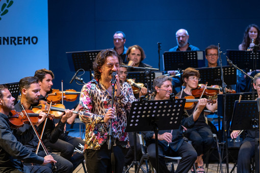 Sanremo: l'omaggio a Domenico Modugno dell'Orchestra Sinfonica con Peppe Voltarelli
