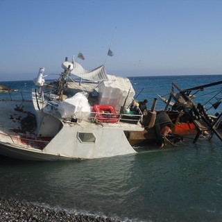 Bordighera: arenato peschereccio di Sanremo davanti alla spiaggia Caranca