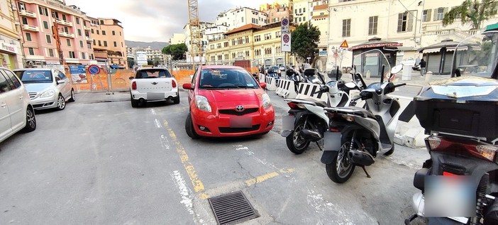 Sanremo: questione corrieri e fornitori in piazza Eroi, problema non risolto e parcheggio selvaggio