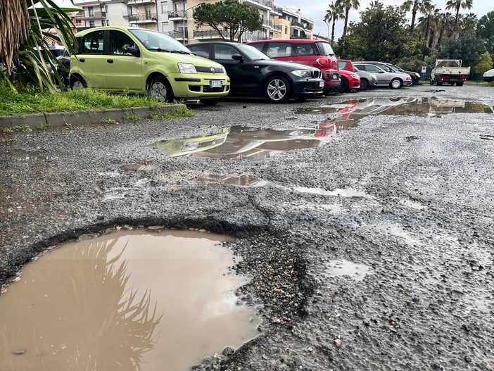 Arma di Taggia: parcheggio pieno di buche, l'Amministrazione &quot;Lavori appena il meteo ce lo consente&quot; (Foto)