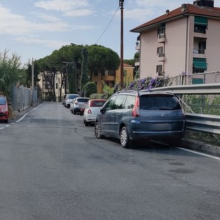 Sanremo: un lettore &quot;Il parcheggio 'selvaggio' di strada Borgo Tinasso è stato solamente... spostato&quot; (Foto)