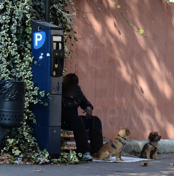 Ventimiglia: chiedono l'elemosine con cuccioli di cane, vicino ai parcometri di piazza della Libertà