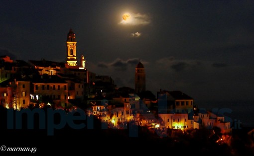 Cervo: le splendide foto di Marcello Nan al 'quasi Plenilunio' di ieri, oggi la fase più alta alle 18