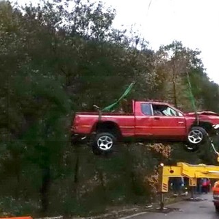 Pigna: chiusa la strada e recuperata questo pomeriggio la vettura finita nel torrente l'11 dicembre (Foto e Video)