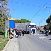 Gli alunni sull'Aurelia al passaggio di un tir