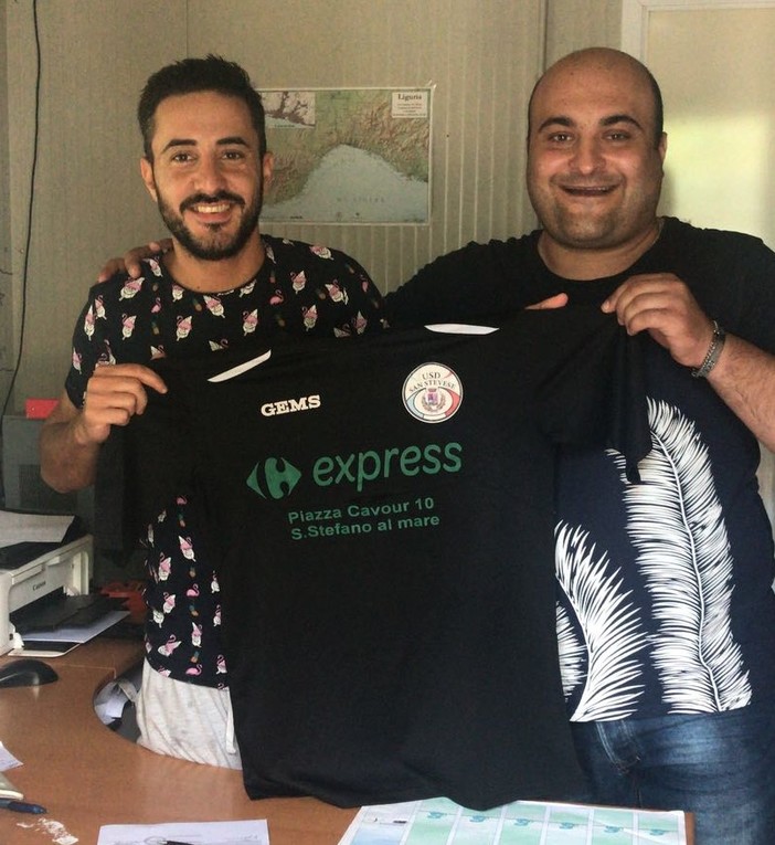 Bruno Raguseo mentre firma per la Sanstevese