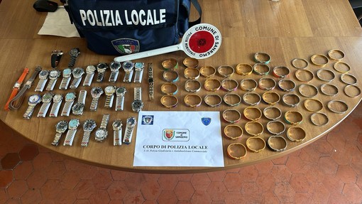 Sanremo: sequestrati dalla Polizia locale 77 tra bracciali e orologi contraffatti, denunciato un cinquantenne
