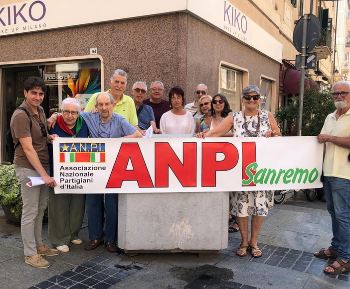 L'Anpi di Sanremo non ha più una sede: in attesa ha convocato una riunione in... strada