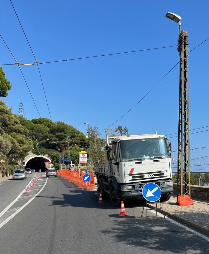 Bordighera: via ai lavori di messa sostituzione e adeguamento della ringhiera in via Arziglia