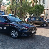 Bordighera, lite tra giovani davanti alla stazione ferroviaria (Foto)