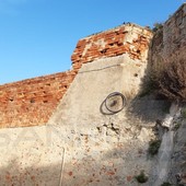 Sanremo: la ruota di una bicicletta in cima al Forte di Santa Tecla, chi ce l'avrà messa? (Foto)