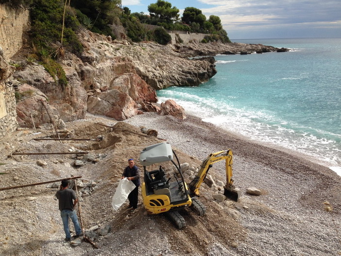 Ventimiglia: rimosse questa mattina le basi di cemento armato sulla spiaggetta dei Balzi Rossi
