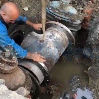 Imperia: sta terminando il lavoro alla tubatura rotta da stamattina, entro le 22.30 torna l'acqua (Foto e Video)