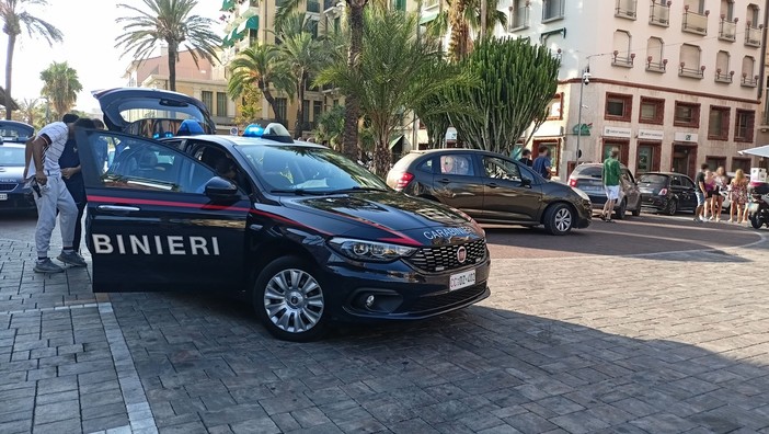 Bordighera, lite tra giovani davanti alla stazione ferroviaria (Foto)