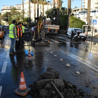 Sanremo: riparato a tempo di record il guasto alla tubazione in piazza Battisti, l'acqua torna a sgorgare dai rubinetti