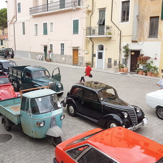 Imperia: giornata all'insegna dei motori e delle auto e moto d'epoca ieri nel quartiere del Parasio