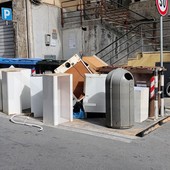Sanremo: getta una cucina in via Martiri ma viene pizzicato dalle telecamere, arriva una multa da 200 euro