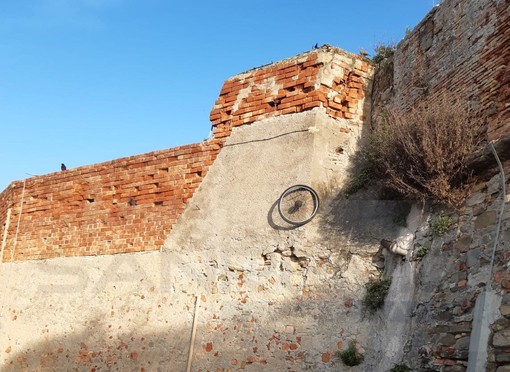 Sanremo: la ruota di una bicicletta in cima al Forte di Santa Tecla, chi ce l'avrà messa? (Foto)