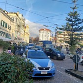 Sanremo: botte da orbi tra tre persone sul solettone di piazza Colombo, intervento della Polizia