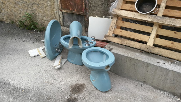 Sanremo: rimosso il primo cassonetto da zona Borgo, ma i maleducati lasciano un intero bagno! (Foto)