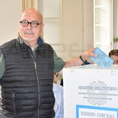 Elezioni Amministrative Sanremo: stamattina alla 'Pascoli' ha votato il candidato a sindaco Roberto Danieli (Foto)