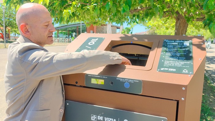 Imperia, ecco i nuovi contenitori per la raccolta dell’olio esausto (foto e video)