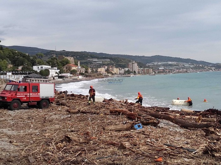 L'intervento in spiaggia a Bussana