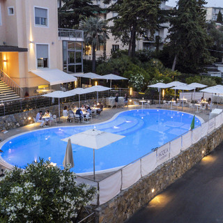 Il ristorante estivo 'Acqua Sanremo' è il luogo ideale per degustare i grandi classici della cucina di mare e ligure a bordo piscina