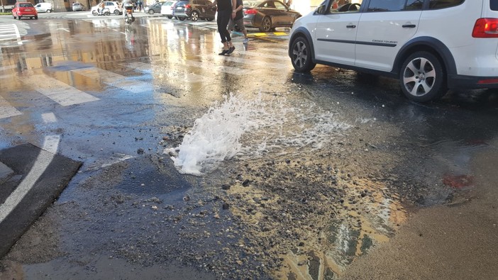 Imperia: seconda rottura di una tubazione in poche ore, piccolo allagamento in piazza Dante (Foto e Video)