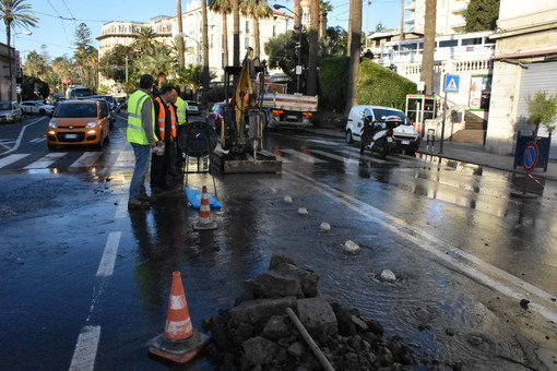 Sanremo: riparato a tempo di record il guasto alla tubazione in piazza Battisti, l'acqua torna a sgorgare dai rubinetti