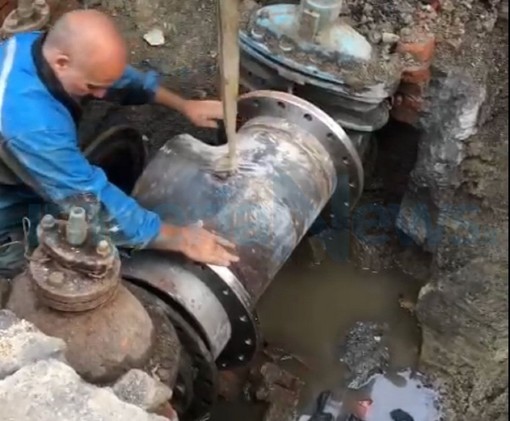 Imperia: sta terminando il lavoro alla tubatura rotta da stamattina, entro le 22.30 torna l'acqua (Foto e Video)