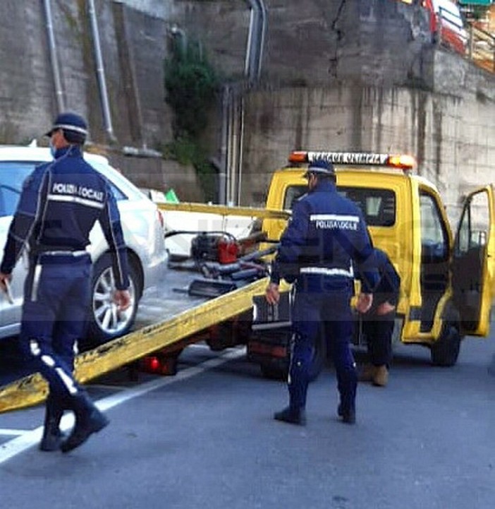 Sanremo: rimosse le auto abbandonate e ripulito uno dei parcheggi di via Pietro Agosti (Foto)