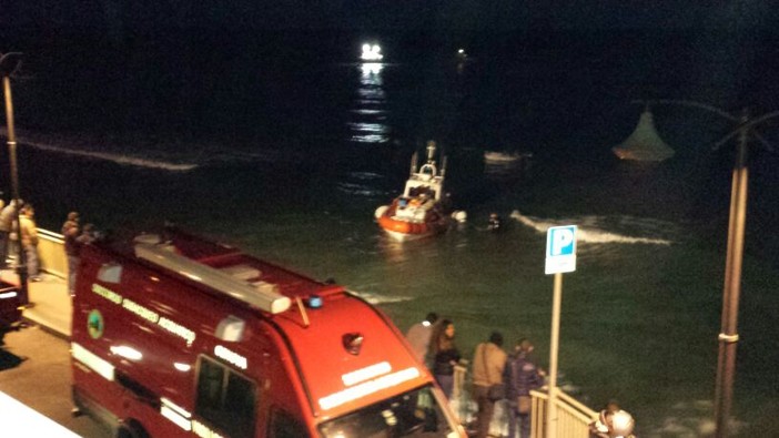 Operazioni di recupero per la motovedetta della Capitaneria di Porto arenata ai Tre Ponti a Sanremo