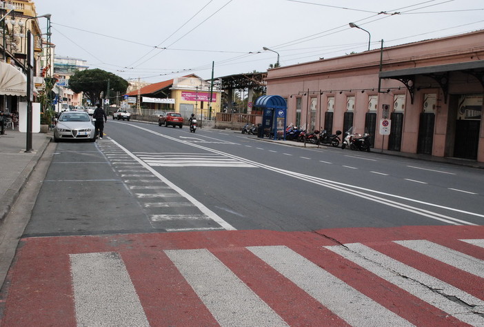 Sanremo: cade con lo scooter in piazza Cesare Battisti, 45enne lievemente ferito