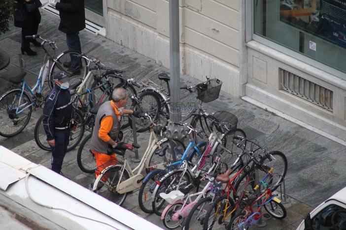 I lavori per la rimozione delle biciclette in via Escoffier