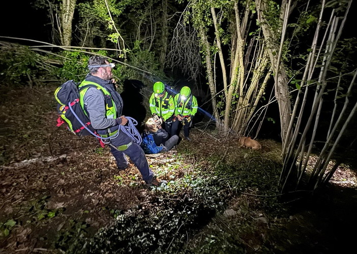 Escursionista di Pieve di Teco si perde nei boschi di Rezzo: ritrovata da Soccorso Alpino e Vigili del Fuoco