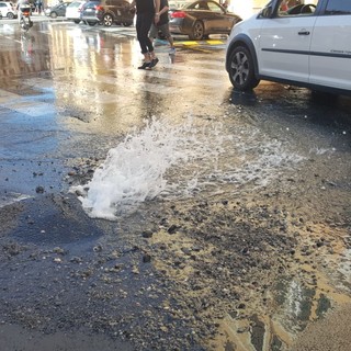 Imperia: seconda rottura di una tubazione in poche ore, piccolo allagamento in piazza Dante (Foto e Video)