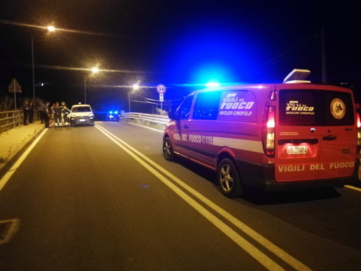 Due incidenti nella notte: furgone si schianta in A10 a San Bartolomeo e tre giovani volano fuoristrada ad Imperia