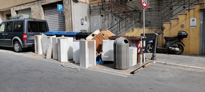 Sanremo: una cucina abbandonata in via Martiri, rifiuti in mezzo alla strada nel fine settimana (Foto)