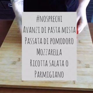 La ricetta #nosprechi de I Deplasticati: oggi prepariamo il timballo con avanzi di pasta (Video)