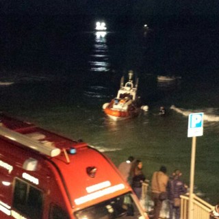 Operazioni di recupero per la motovedetta della Capitaneria di Porto arenata ai Tre Ponti a Sanremo