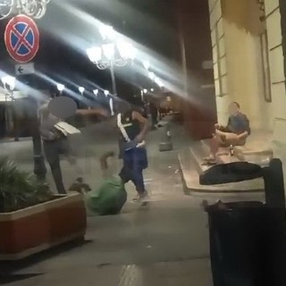 Ventimiglia: rissa di fronte al Teatro Comunale, extracomunitario picchiato con calci e pugni