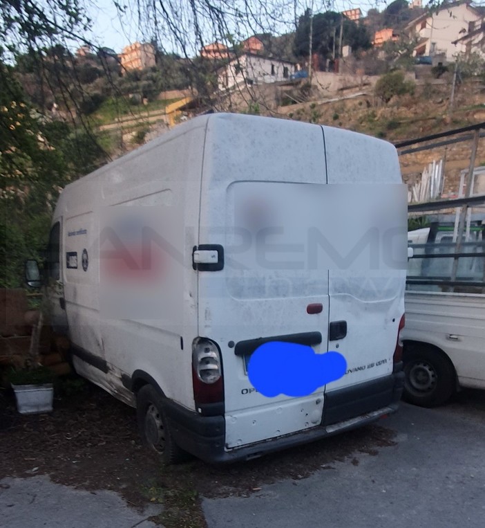 Sanremo: furgone abbandonato per anni e anni, finalmente oggi rimosso da strada Borgo Tinasso (Foto)