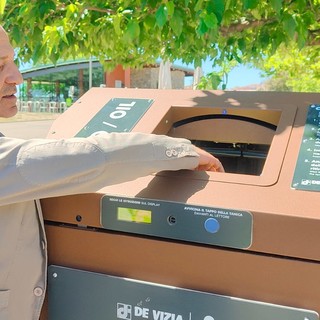 Imperia, ecco i nuovi contenitori per la raccolta dell’olio esausto (foto e video)