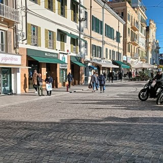 Sanremo: poco meno di un mese al Festival, in piazza Colombo rimossi i dehors per far posto alle strutture (Foto)