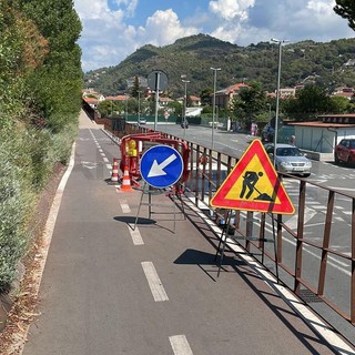 Camporosso: buca sulla pista ciclopedonale e segnalazione di un lettore, immediata riparazione del Comune (Foto)