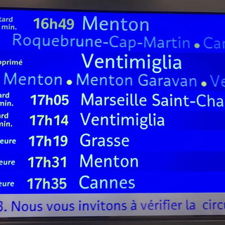 Ritardi dei treni e convogli bloccati in Francia: lavoratori frontalieri in ritardo di due ore